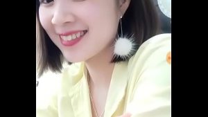 Em gái cố tình để lộ ngực khi đang bầu