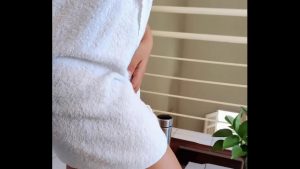 Người giúp việc nghịch ngợm của tôi đi dạo quanh nhà