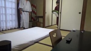 Cô phục vụ vào phòng trải nệm, camera ghi lại toàn bộ cảnh bị một vị khách dụ dỗ và yêu.