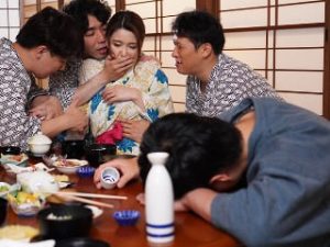 Đưa vợ đi chơi ai ngờ bị 3 tên lạ mặt hiếp sưng bướm