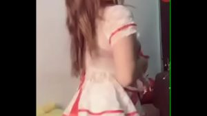 Em hotgirl mặc đồ gợi cảm nhảy múa trước live