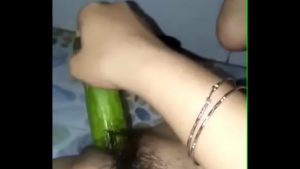 Gái dâm có chồng nhét trái dưa chuột đầy lồn