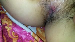 Gái dâm lắm lông banh háng