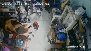 Vợ chồng cuồng dâm địt nhau ngay trong cửa hàng