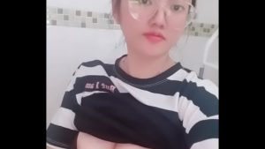 Khoe vú dâm đãng vl