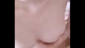 Dâm nữ show vú căng đét