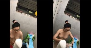 Quay lén em  hàng xóm tắm