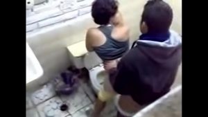 Chịch gái trong toilet công cộng