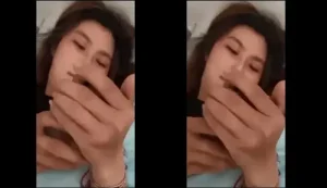 Nằm ấn điện thoại mặc anh nghịch