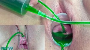 Bơm đồ vào lồn nàng