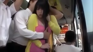 Sàm sỡ gái dâm vú to trên xe