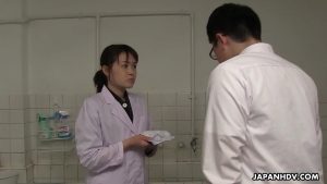 Gạ nện nữ y tá gợi cảm