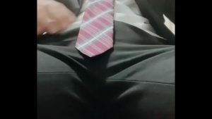 Đang đi làm mà nứng quá nên anh vào wc sóc lọ