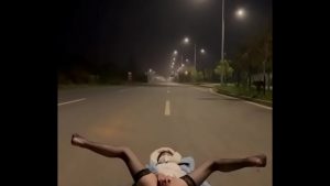 Banh lồn giữa trời đông lạnh giá để quay video