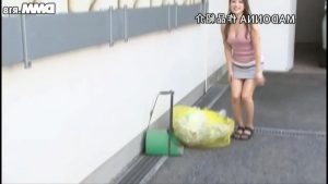 Gái dâm nứng đi đổ rác và cái kết